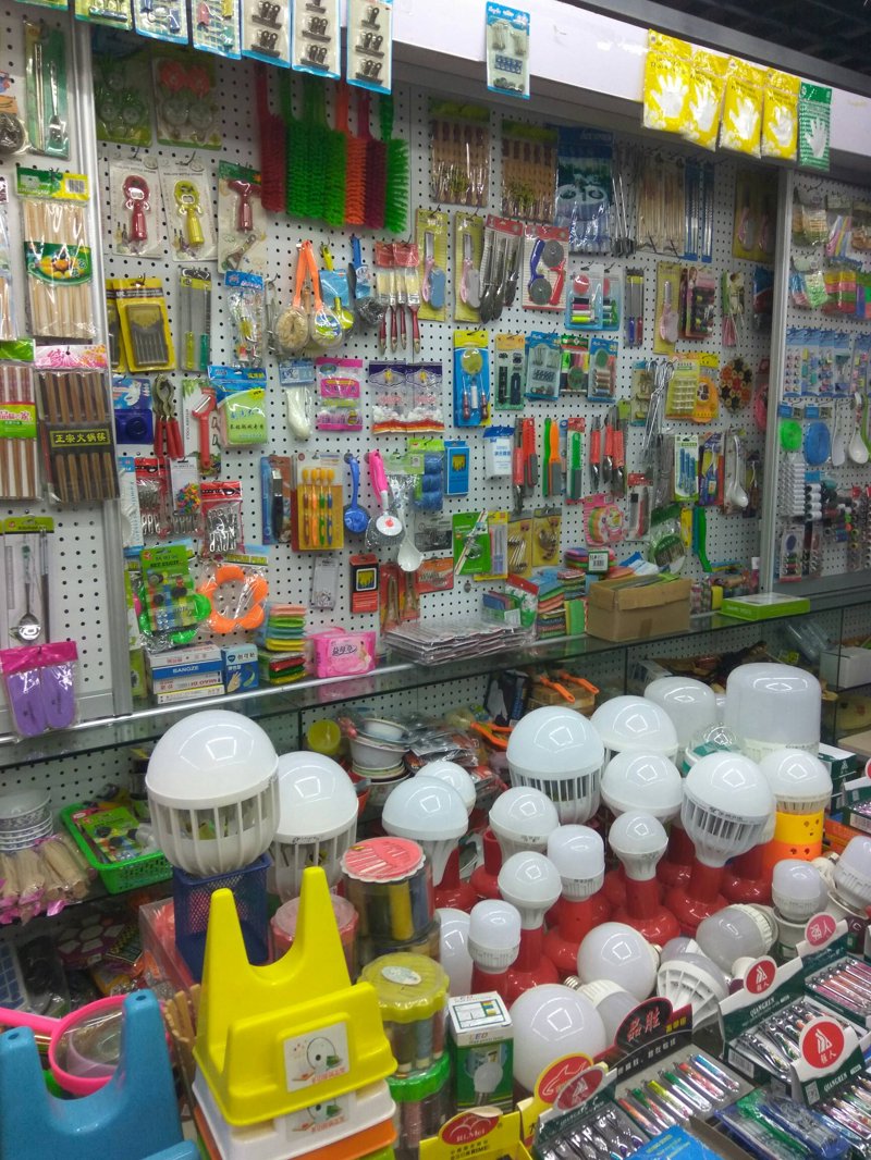 南岸区秀俊百货店，您知道它具体在哪儿吗？今天就让我们一起探索这家位于重庆南岸区的百货店吧！